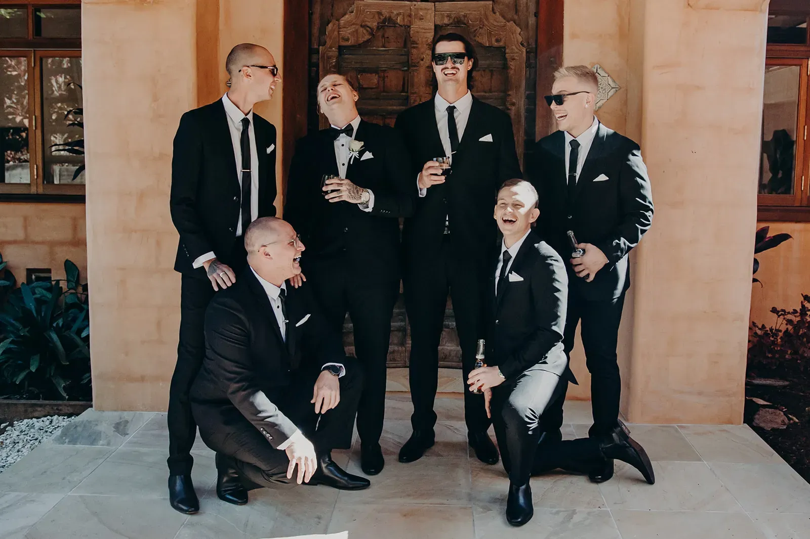 josh_groomsmen_group_laughing_portrait_543ec5e523
