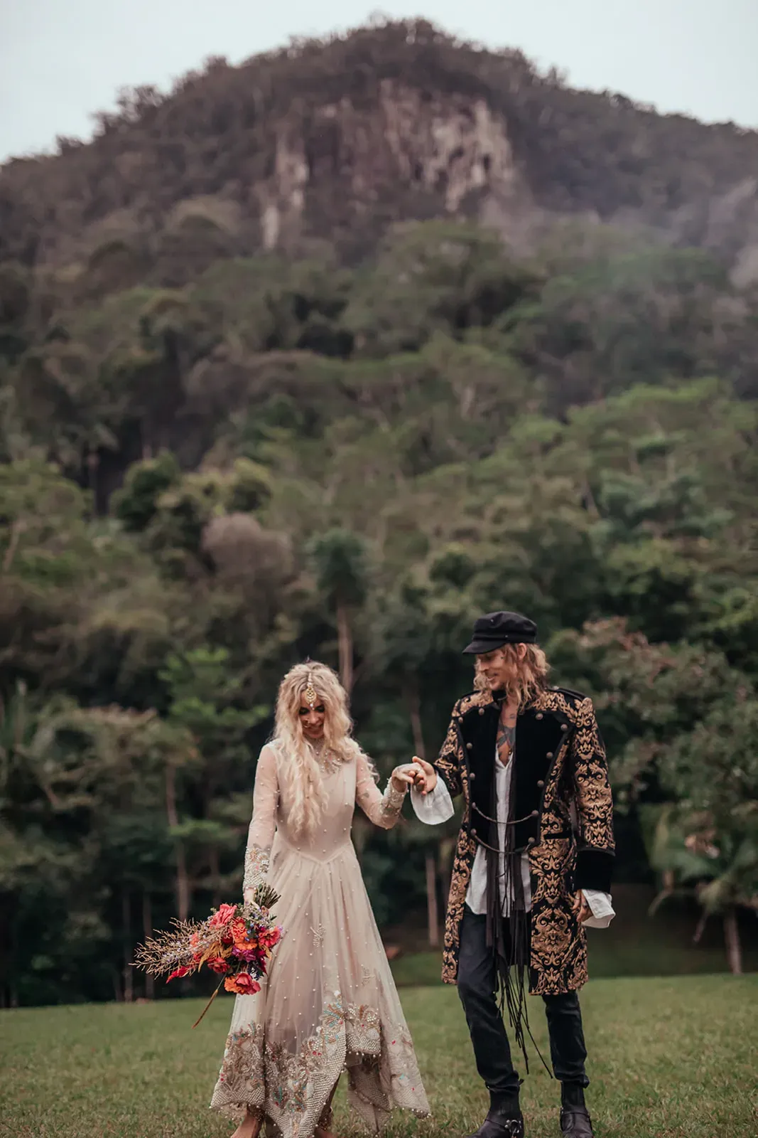 sally_mitch_real_wedding_boho_bridal_style_lace_gown_details_wedlii_36384261b1