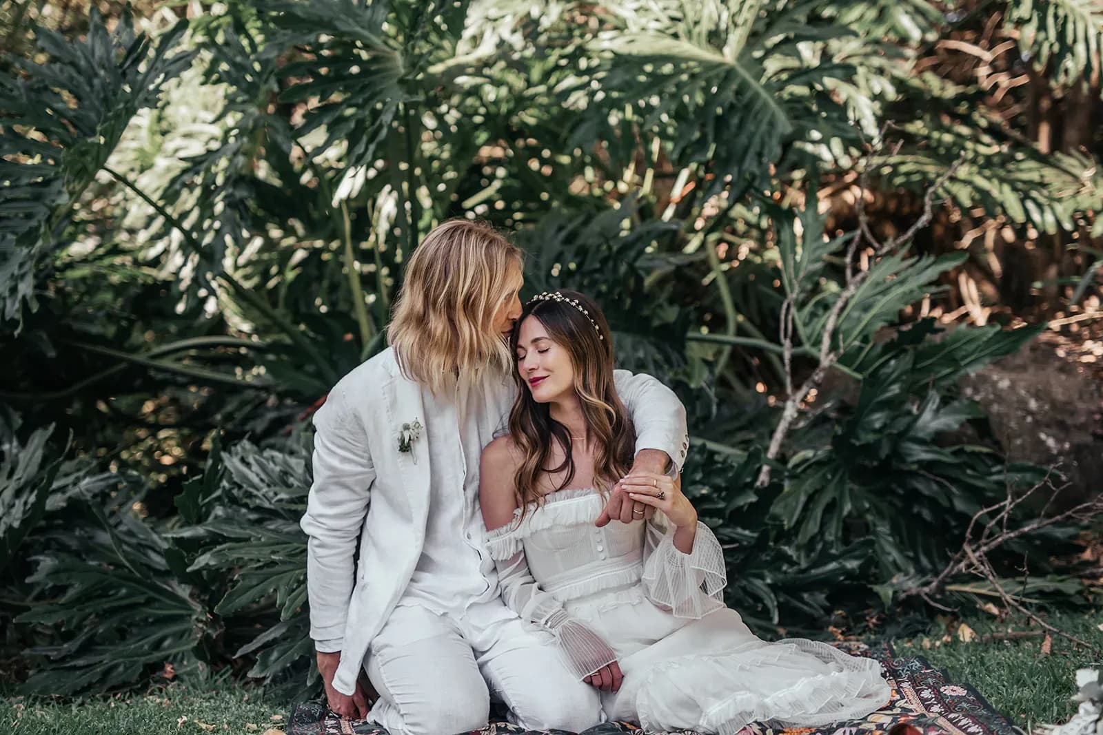 emica_jesse_real_wedding_couple_slow_dance_intimate_embrace_wedlii_3dfe48d3eb