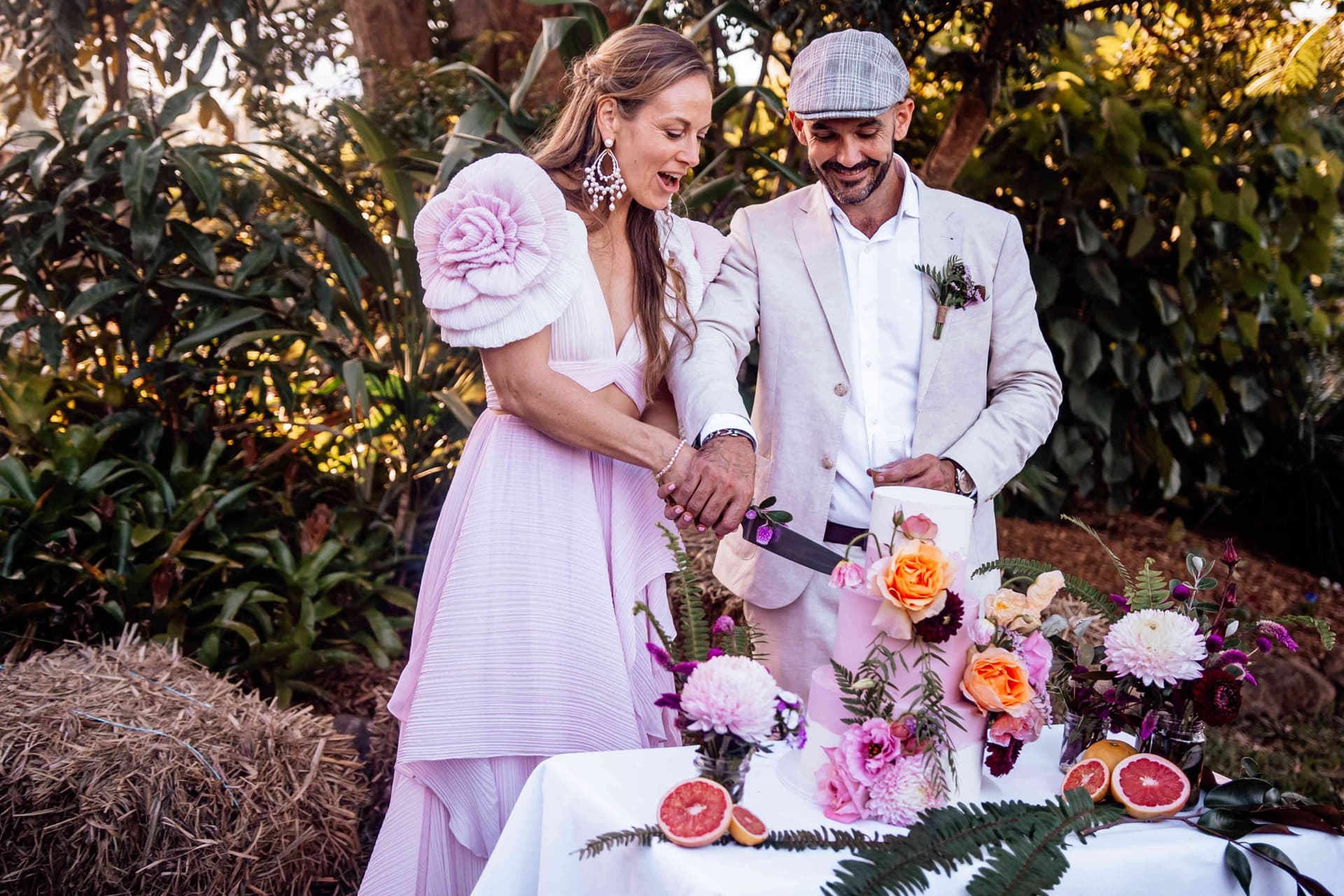 bride_groom_cake_cutting_floral_grapefruit_decor_reception_cb8087885b